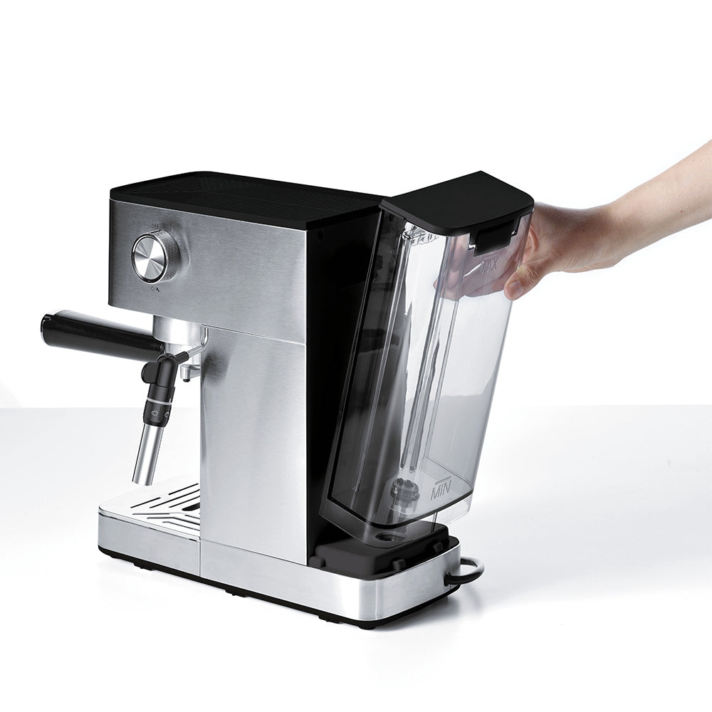 mano extrayendo depósito de agua parte trasera cafetera