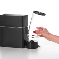 Mano cambiando el depósito de agua de una máquina de café