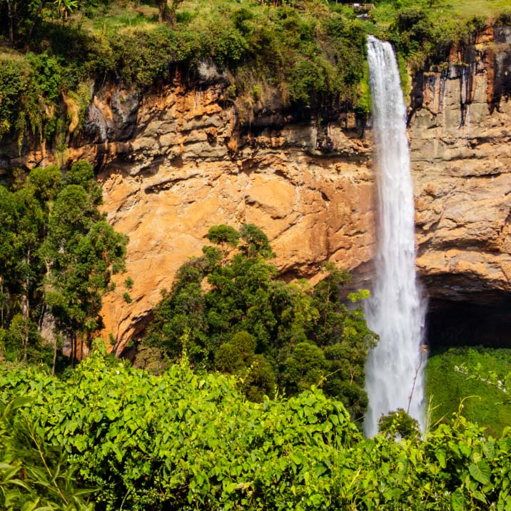 Cascada de agua desde una montaña en Uganda